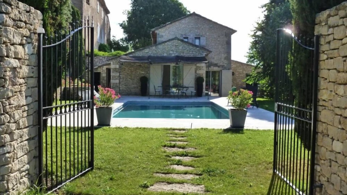 Joucas House | Beautifully Renovated Sheepfold, Steps away from a typical "Perched" Village
