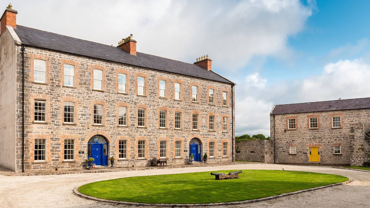 Ennis House | Beautifully restored soldier's barracks to sleep 10 people