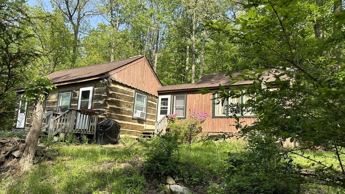 Bluemont Cabin | Beautifully Restored Log Cabin in Bluemont, VA