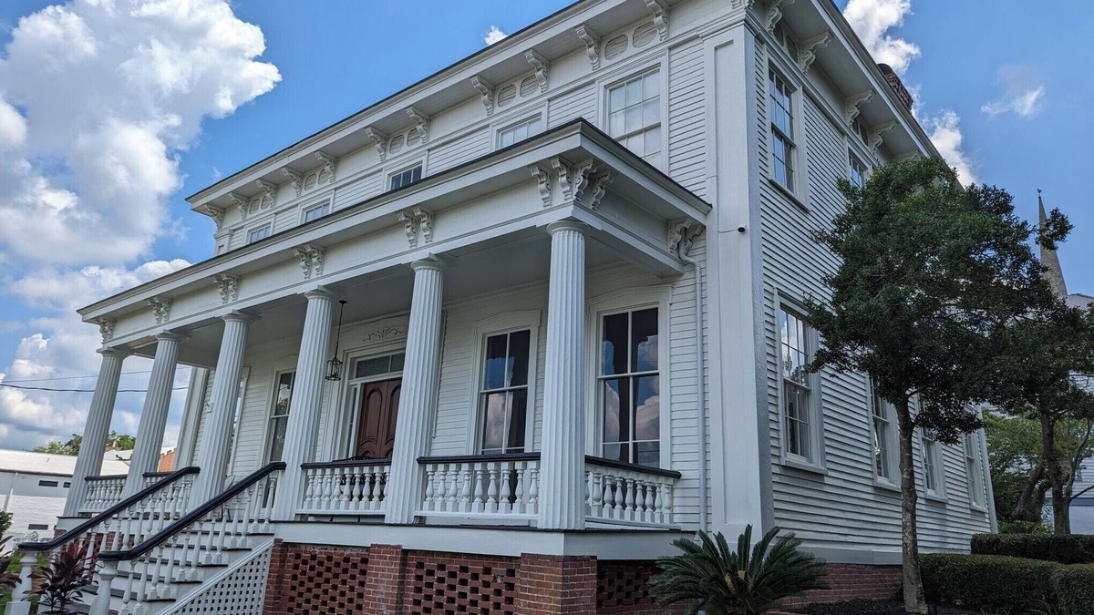 Riverwalk House | Beautifully Restored Modern Flair Greek Revival Estate in Downtown Wilmington