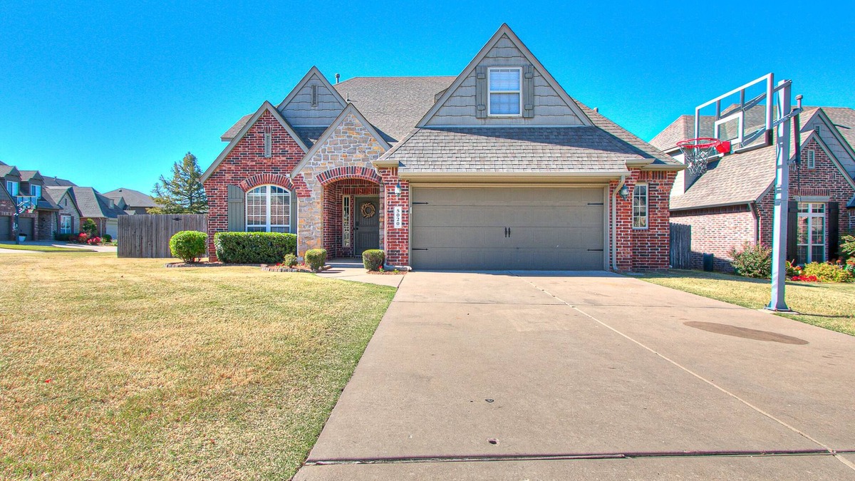 Tulsa House | Beautifully Spacious Tulsa Treasure