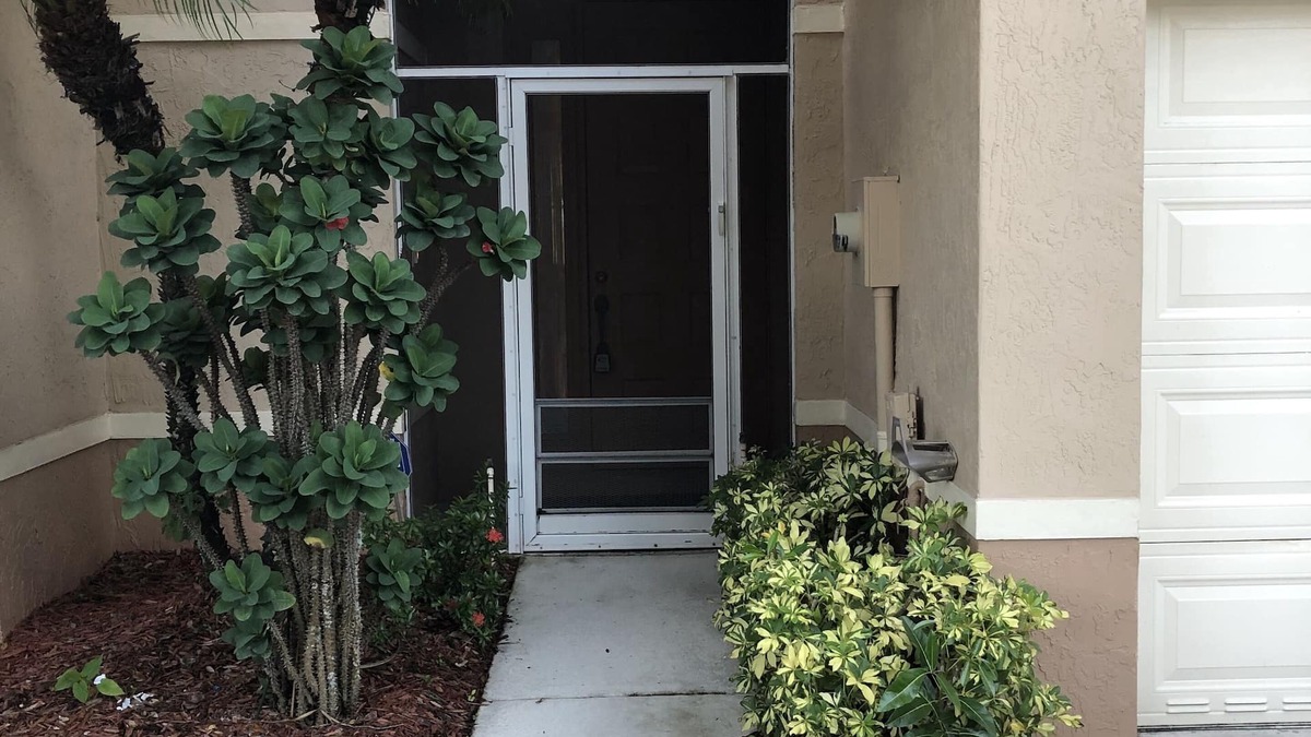 Royal Palm Beach House | BEAUTIFULLY UPDATED TOWNHOUSE NEAR OCEAN WITH COMMUNITY POOL