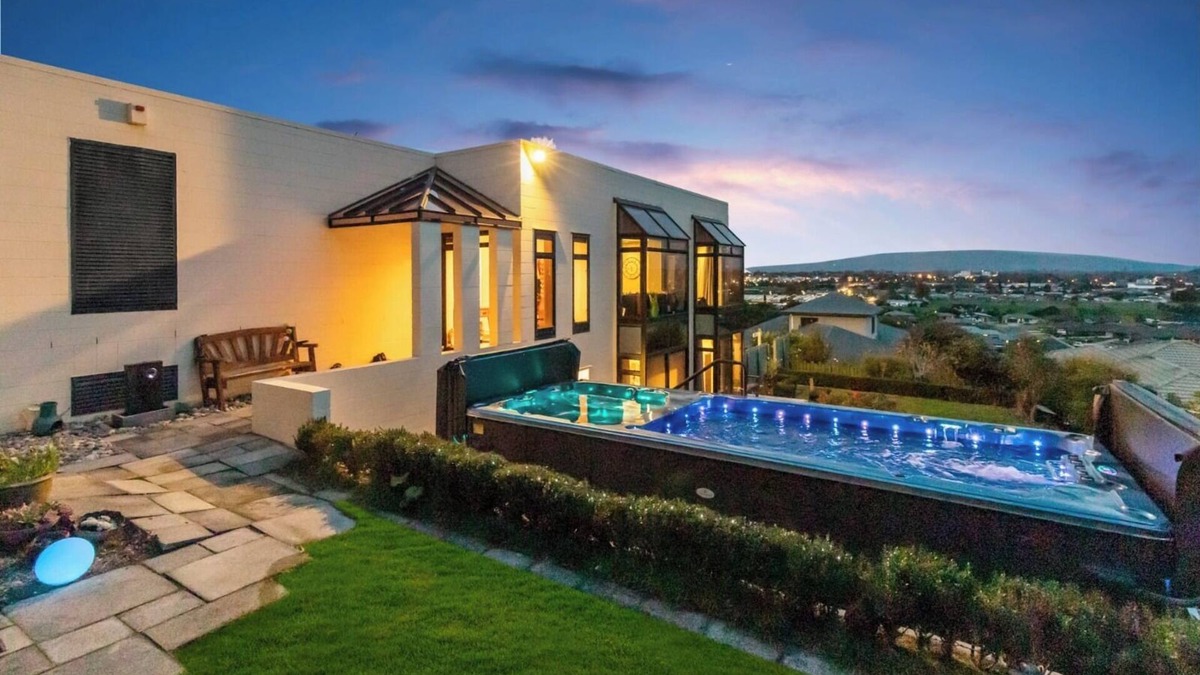 Te Awamutu House | Beauty with Panoramic Views of Mount Pirongia