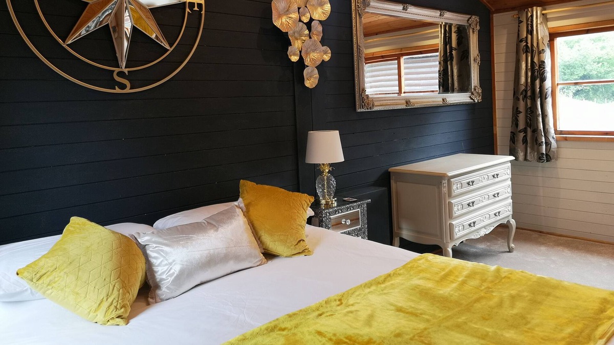 Warminster Ski Chalet | Beaver 2 HuntersMoon-Warminster-Bath-Salisbury-HOT TUB