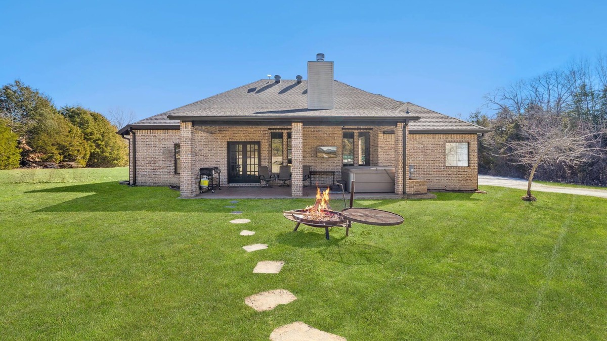 Garfield House | Beaver Lake Getaway 3BR w/Hot Tub, Fire Pit & Boat Parking!