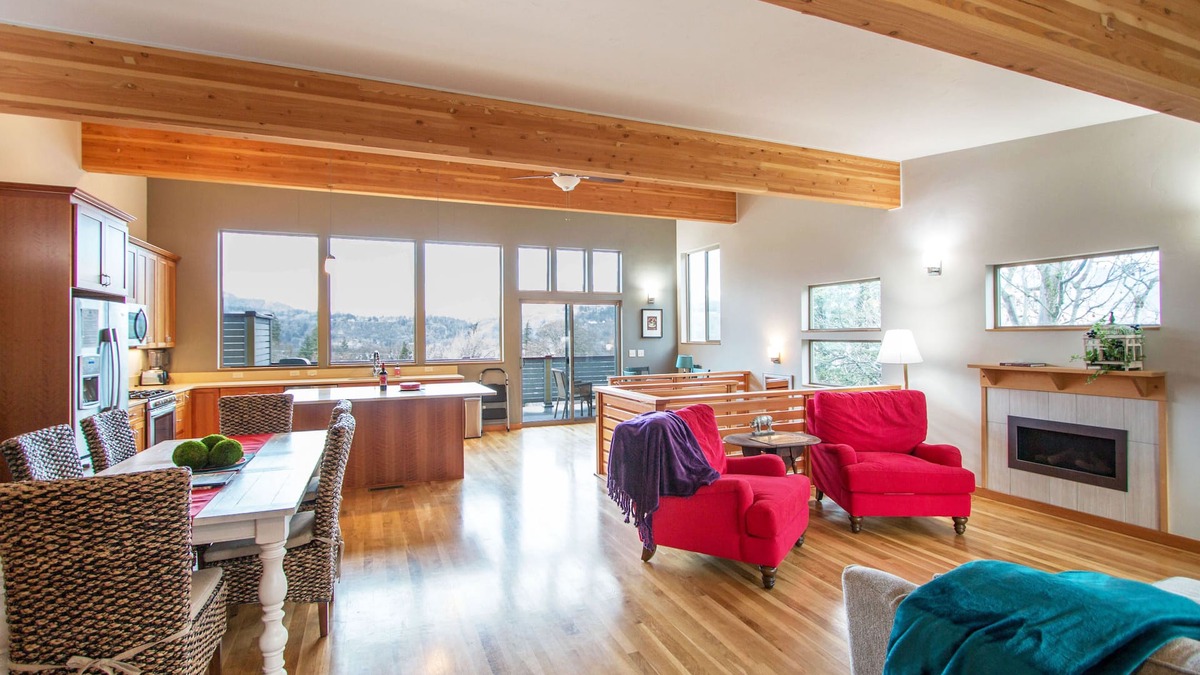 Hood River House | Beckoning Views, Peaceful Elegance, Walk to Downtown