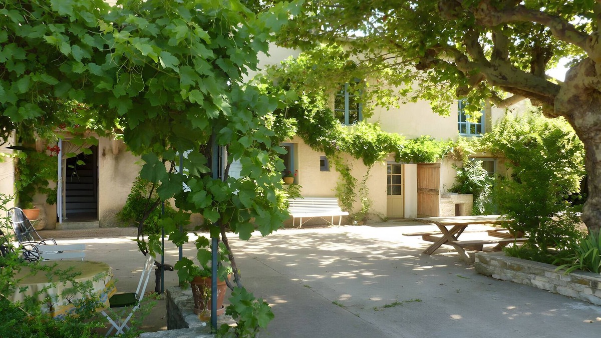 Saint-Etienne-les-Orgues Bed & Breakfast | Bed and Breakfast 'Chambre' with Private Terrace, Shared Garden and Wi-Fi