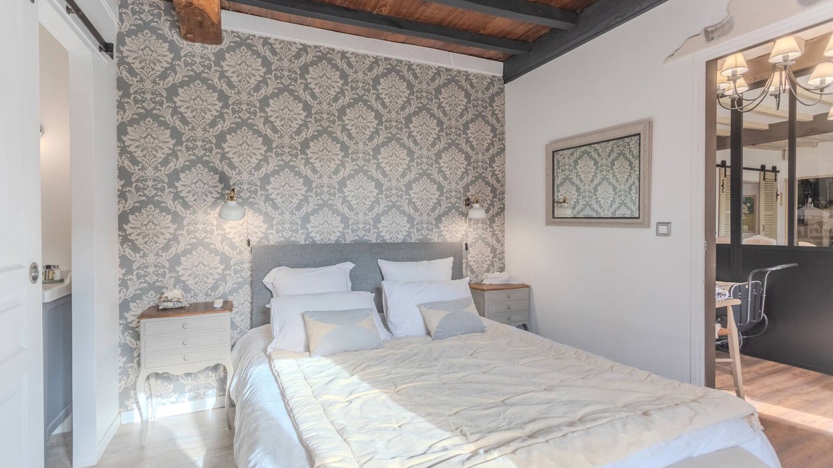 Arzacq-Arraziguet Bed & Breakfast | Bed and Breakfast 'Capucine' with Mountain View, Wi-Fi and Air Conditioning
