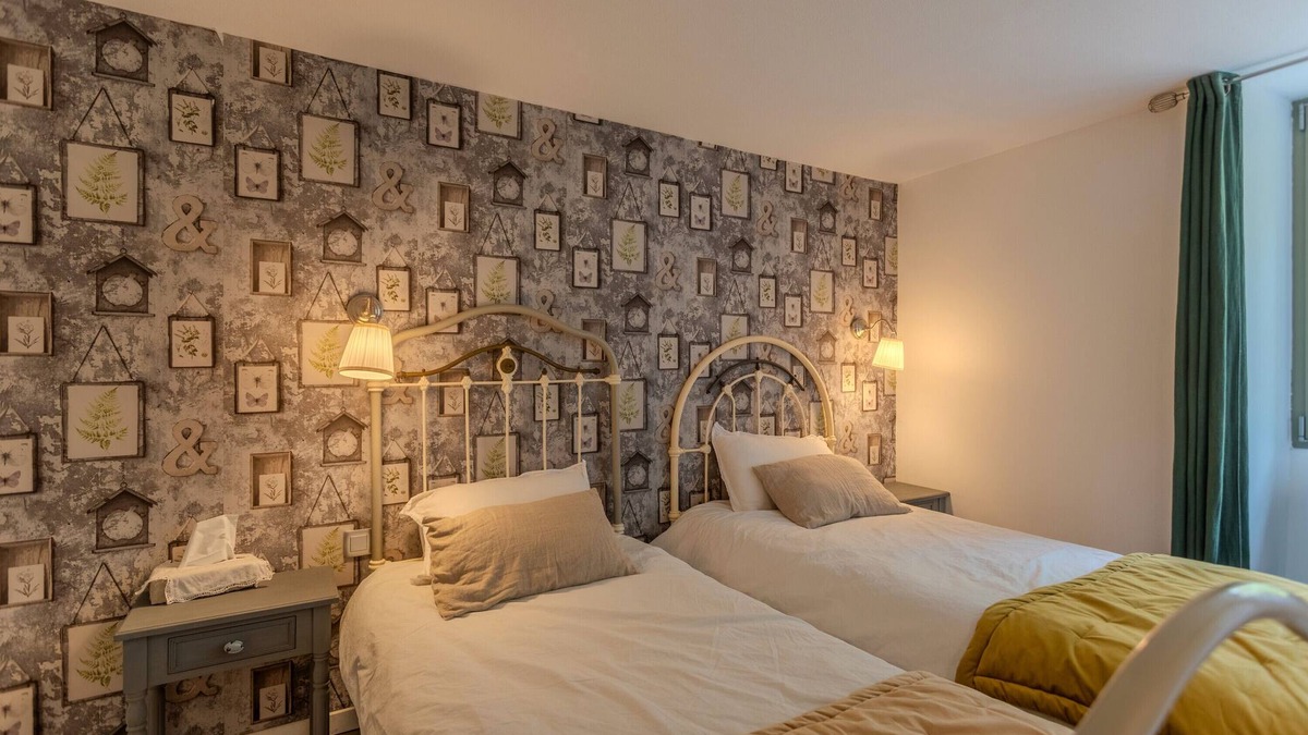 Arzacq-Arraziguet Bed & Breakfast | Bed and Breakfast 'Iris' with Mountain View, Wi-Fi and Air Conditioning