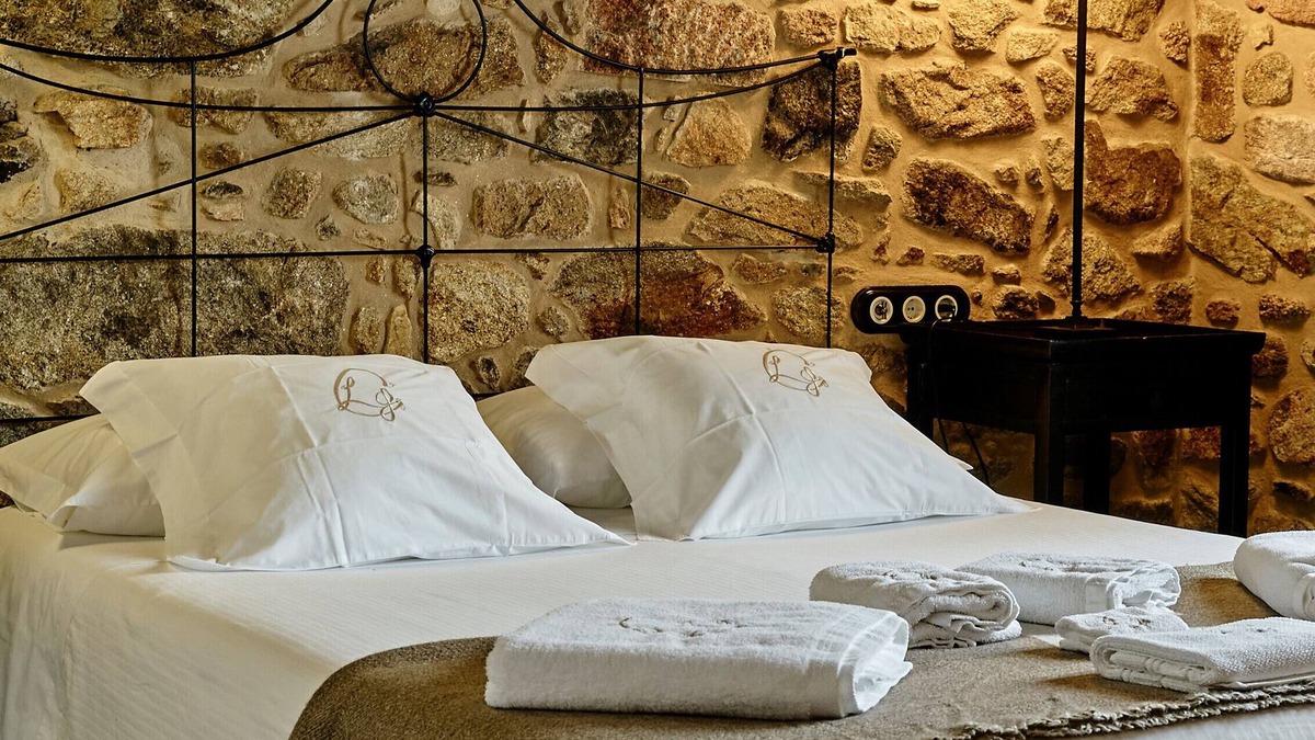 Camarinas Bed & Breakfast | Bed and Breakfast 'Alcatraz' with Private Garden and Wi-Fi