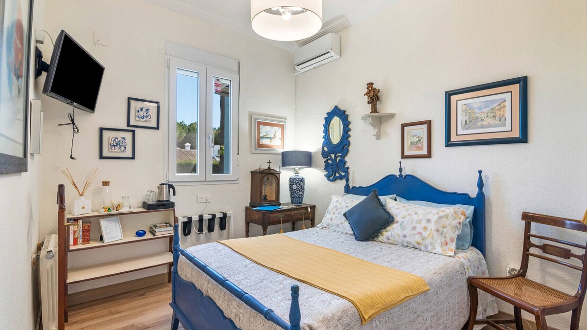 Aljaraque Apartment | Bed and Breakfast 'Azul' with Mountain View, Wi-Fi and Air Conditioning