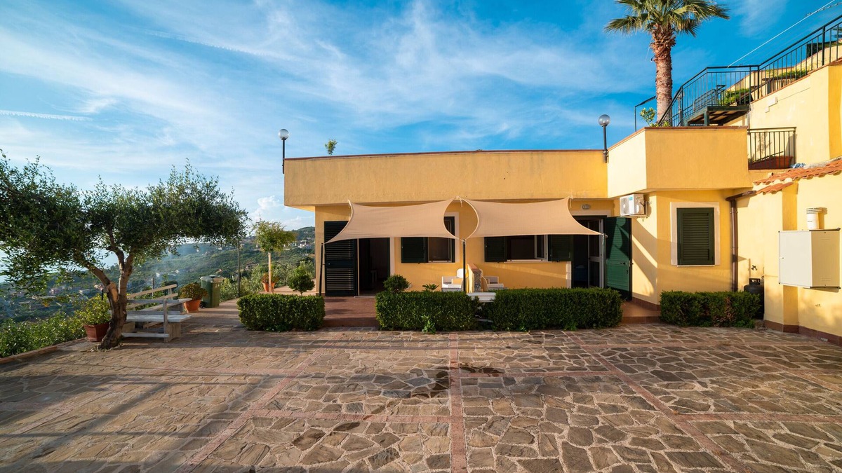 Agropoli Bed & Breakfast | Bed and Breakfast 'Camera Four Vista Cortile' with Shared Terrace, Wi-Fi and Air Conditioning