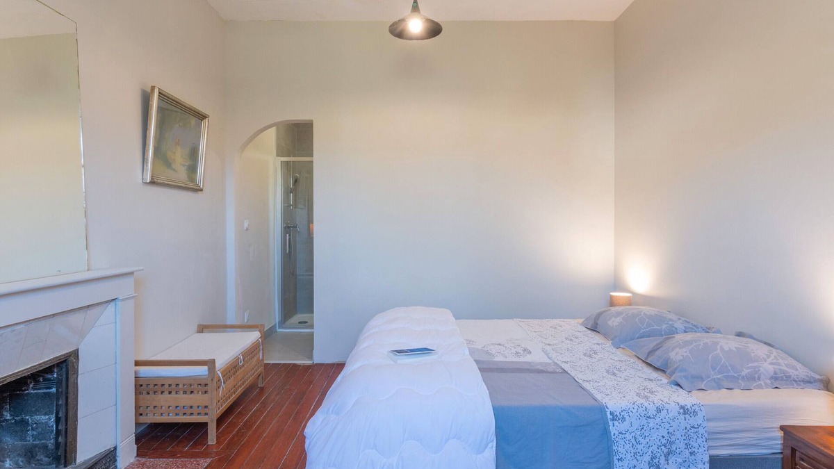 Le Teil Bed & Breakfast | Bed and Breakfast 'Chambre Spacieuse' with Shared Terrace, Shared Garden and Wi-Fi