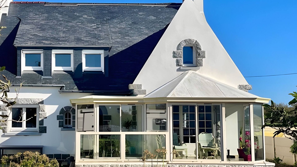 Plogoff Bed & Breakfast | Bed and Breakfast 'Chambre Les Hortensias' with Sea View, Private Terrace and Wi-Fi