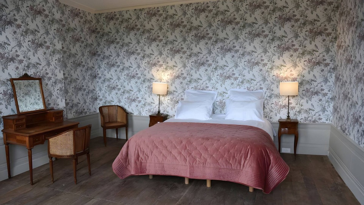 Rouille Bed & Breakfast | Bed and Breakfast 'Chambre Double - Vue Sur Parc' with Shared Garden and Wi-Fi