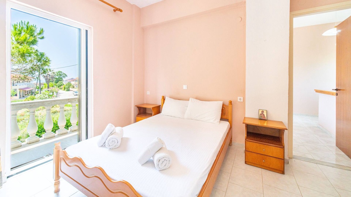Marathias Apartment | Bed and Breakfast 'Family Apartment Marathias ' with Shared Terrace, Wi-Fi and Air Conditioning