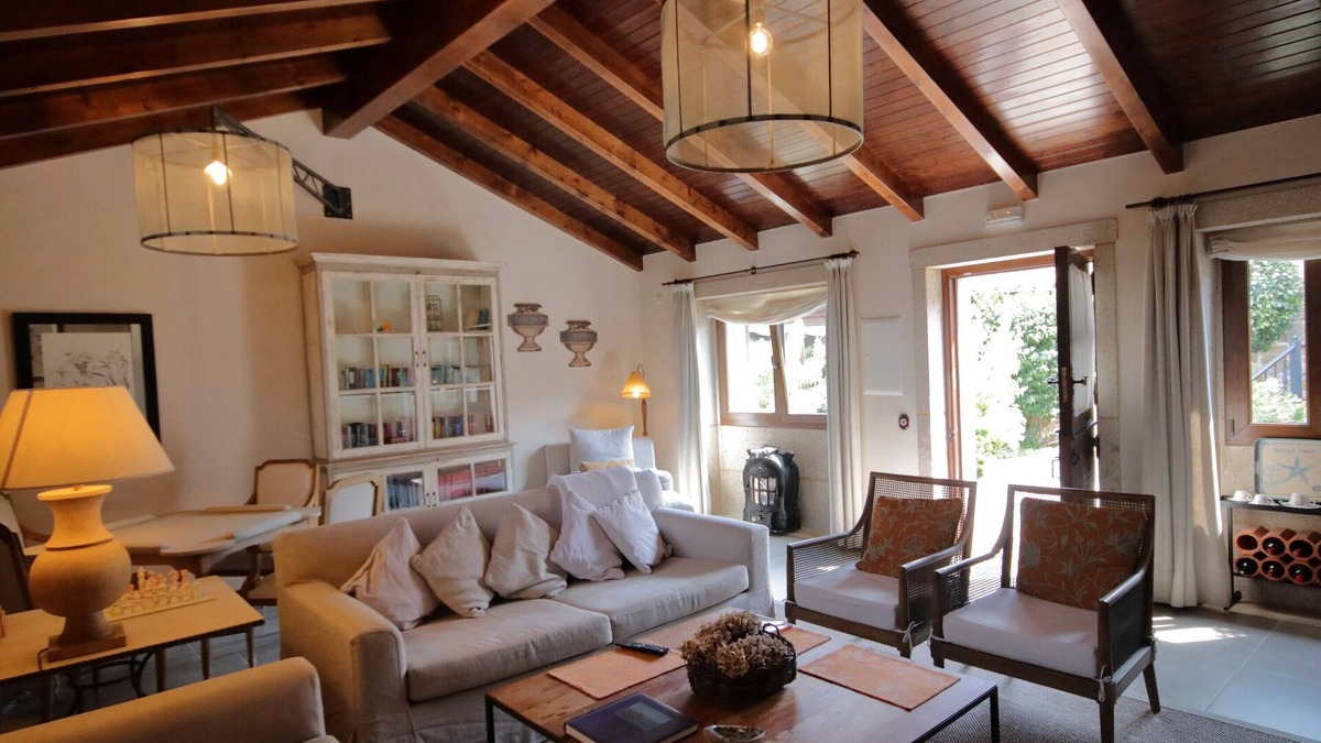 Camarinas Bed & Breakfast | Bed and Breakfast 'Flamenco' with Private Garden and Wi-Fi