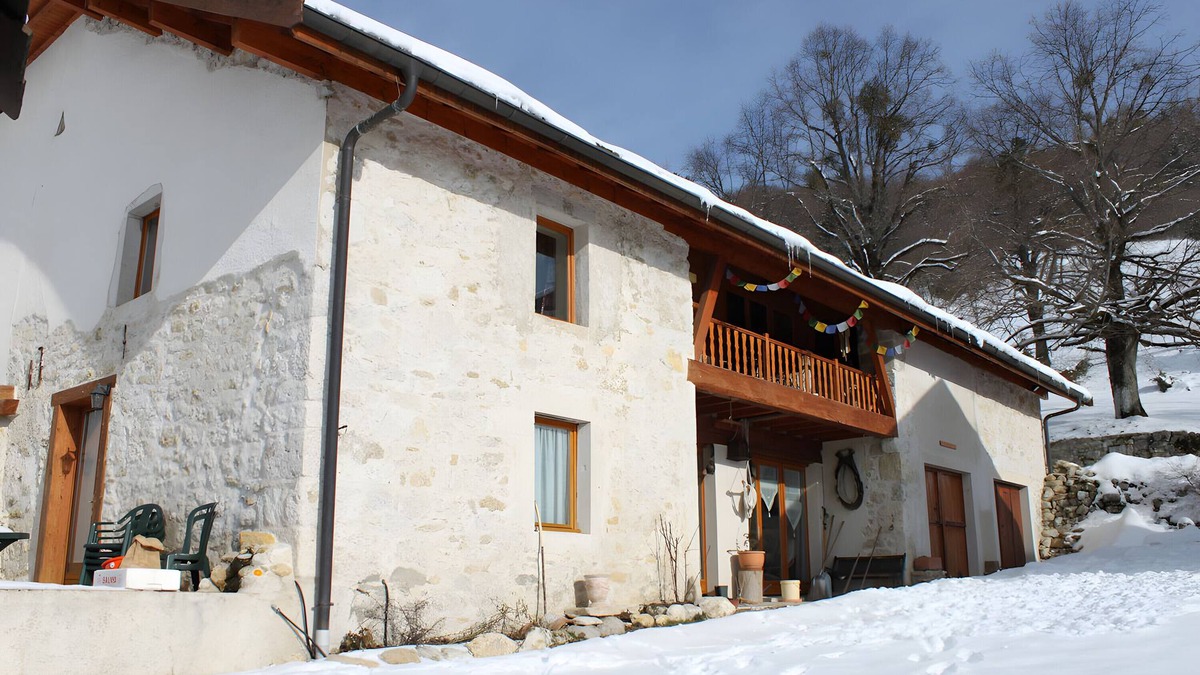 Hotonnes Bed & Breakfast | Bed and Breakfast 'Chez Louve Bleue - Côté Jardin' with Mountain View, Shared Terrace and Wi-Fi