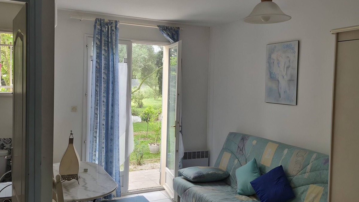Saint-Cyprien Bed & Breakfast | Bed and Breakfast 'Chambre Farniente' with Shared Garden and Air Conditioning