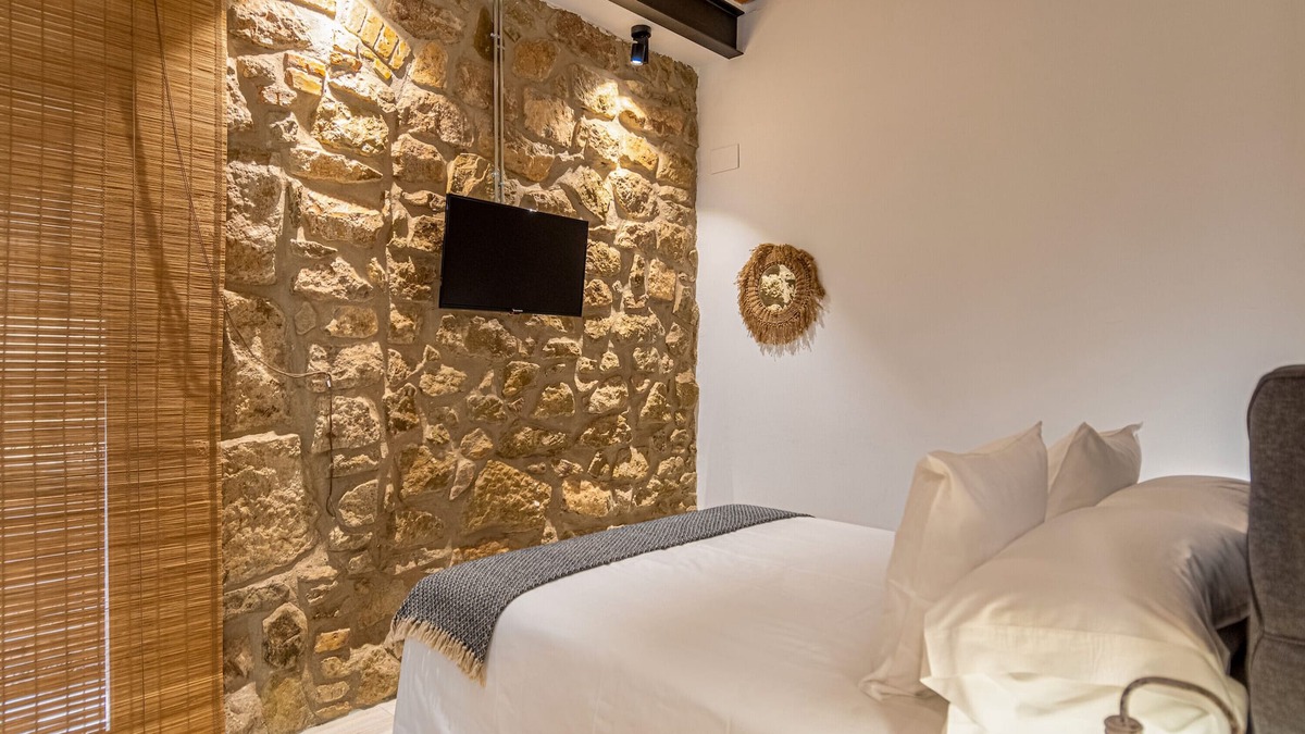 Balaguer Apartment | Bed and Breakfast 'Habitació Doble' with Shared Terrace, Wi-Fi and Air Conditioning