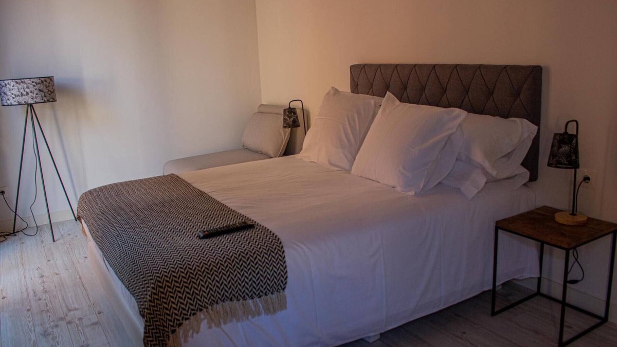 Balaguer Apartment | Bed and Breakfast 'Habitació' with Shared Terrace, Wi-Fi and Air Conditioning