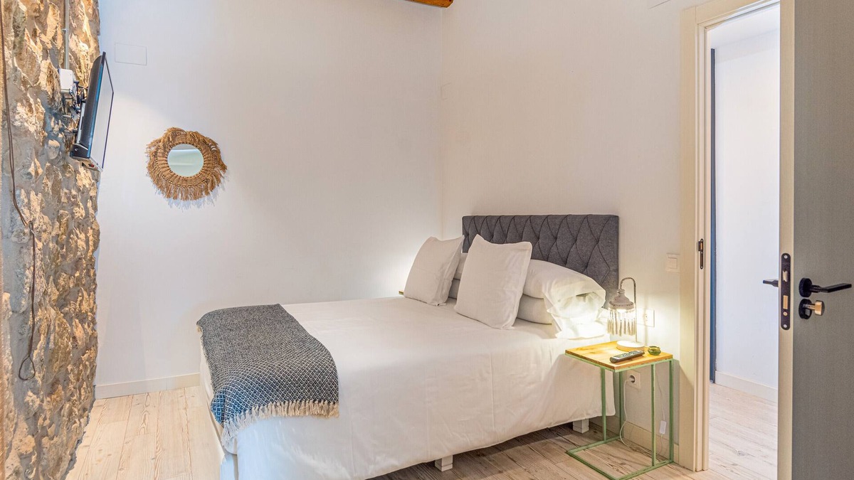 Balaguer Apartment | Bed and Breakfast 'Habitació Doble' with Shared Terrace, Wi-Fi and Air Conditioning