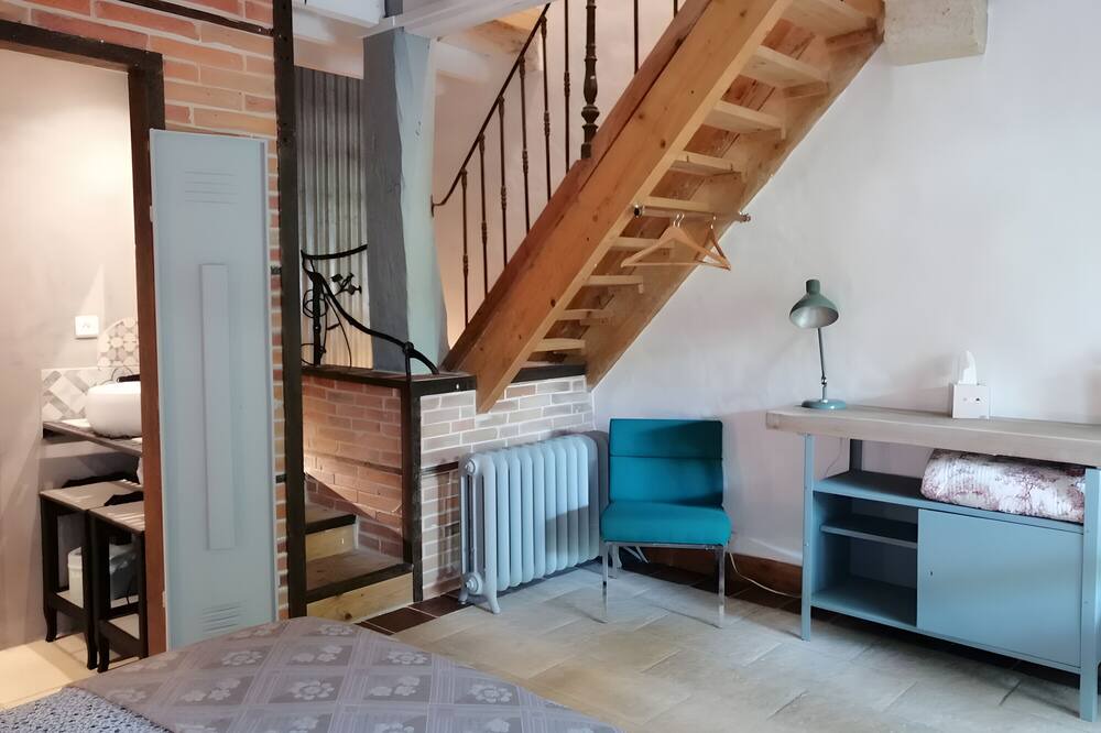 Noaillan Bed & Breakfast | Bed and Breakfast 'L'orée De Lansot - Chambre Atelier' with Shared Terrace, Shared Garden and Wi-Fi