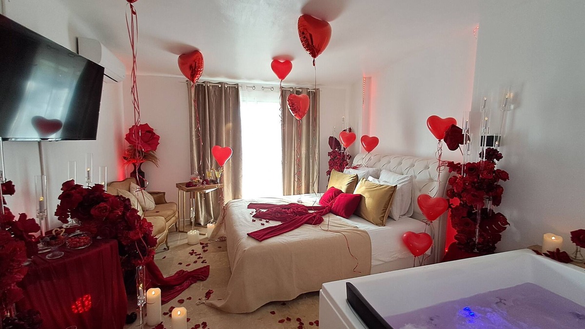 Le Luc Bed & Breakfast | Bed and Breakfast 'La Suite Love' with Mountain View, Wi-Fi and Air Conditioning