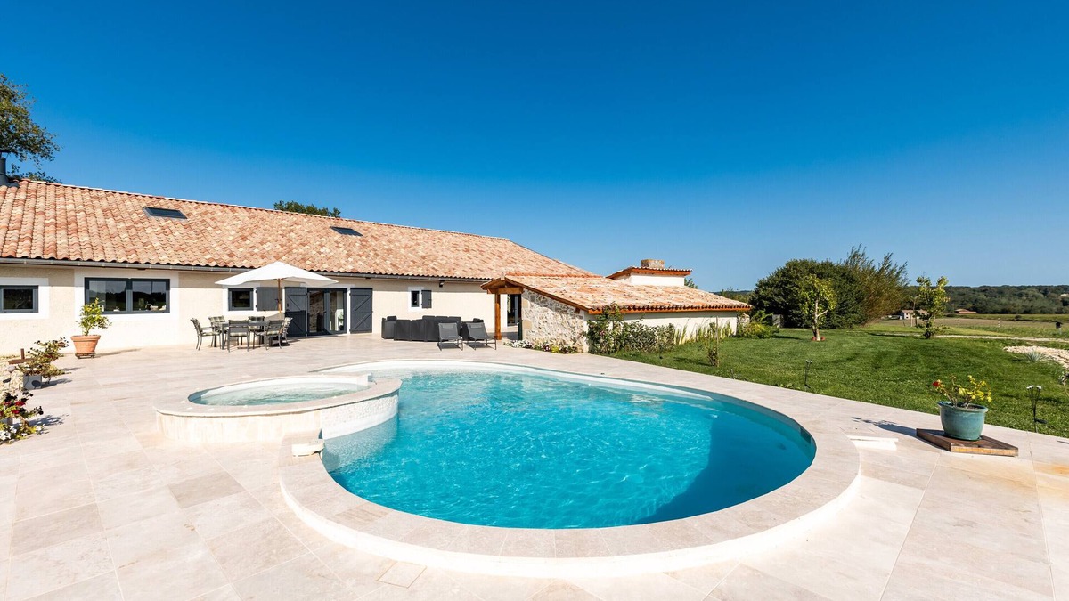 Bazas Bed & Breakfast | Bed and Breakfast 'Le Palmier Exotique' with Shared Pool, Shared Terrace, and Wi-Fi