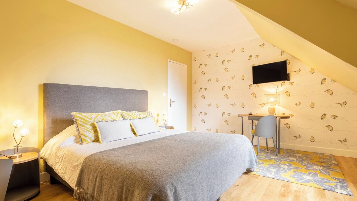 Concarneau Bed & Breakfast | Bed and Breakfast 'Madame De Maintenon' with Shared Terrace, Shared Garden and Wi-Fi