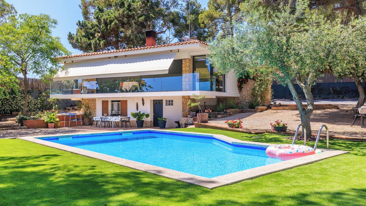 Castellvell Bed & Breakfast | BED AND BREAKFAST: sea and mountain. Ideal for families with swimming pool and quiet.