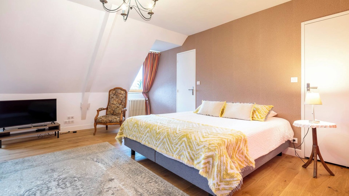 Concarneau Bed & Breakfast | Bed and Breakfast 'Suite L'Appartement Ninon De Lenclos' with Shared Terrace, Shared Garden and Wi-Fi