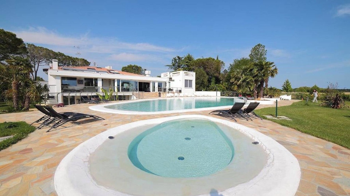 Palazzolo dello Stella Bed & Breakfast | Bed and Breakfast Loggia degli Artisti 'Quadruple Deluxe Room' with pool and air conditioning