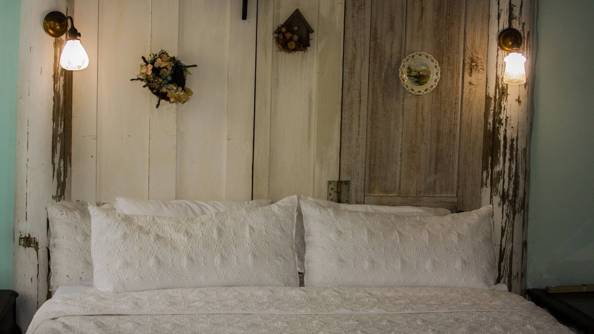 Edwardsburg Bed & Breakfast | Bed & Breakfast private room and bath