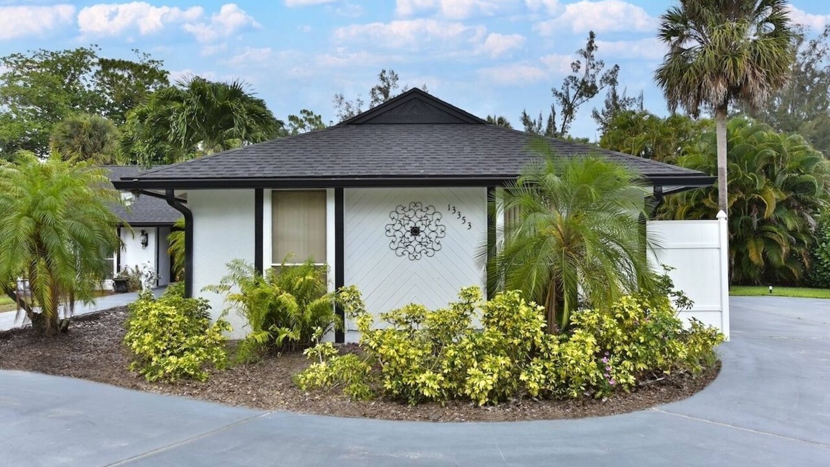Loxahatchee Groves House | Bedroom and bathroom, perfect for solo traveler!