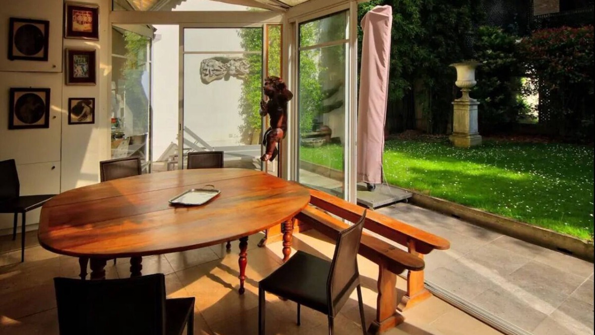 Porte-Dauphine House | Bedroom and small study on veranda overlooking quiet garden