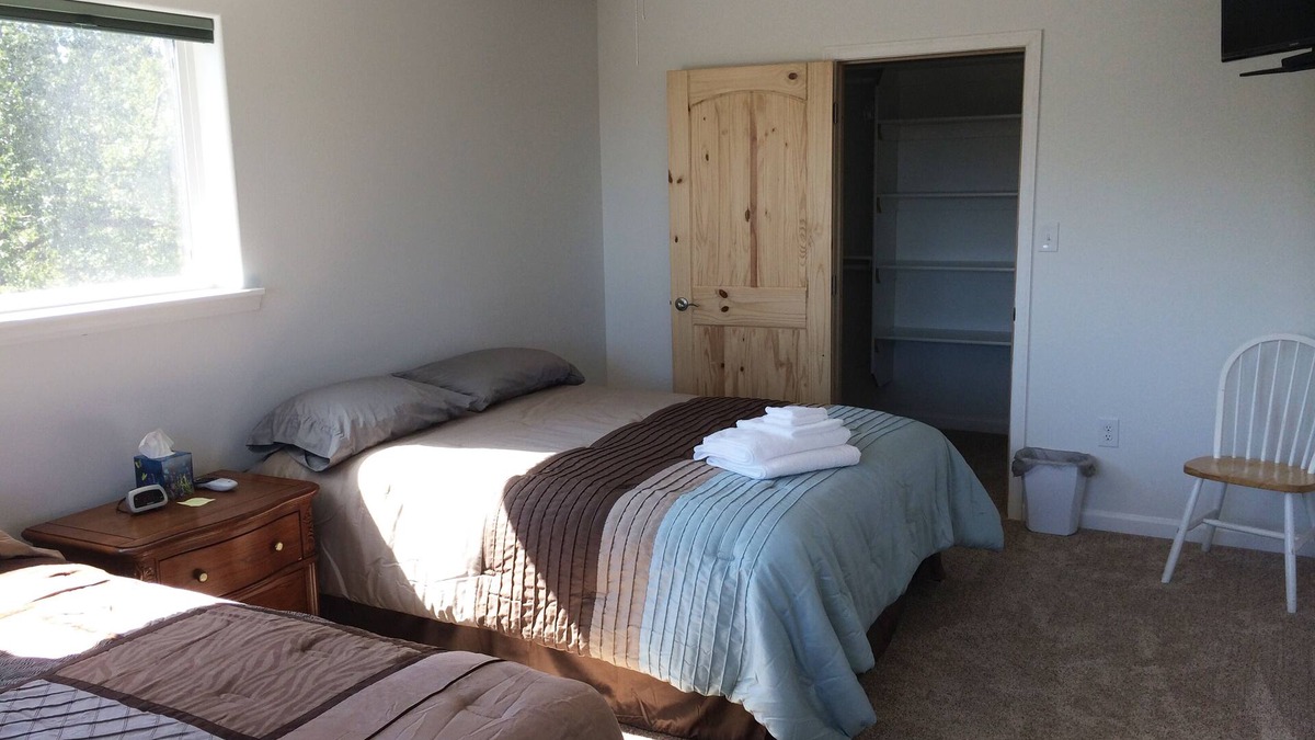 Kasilof House | Bedroom in Kasilof - Lazy Bear Room