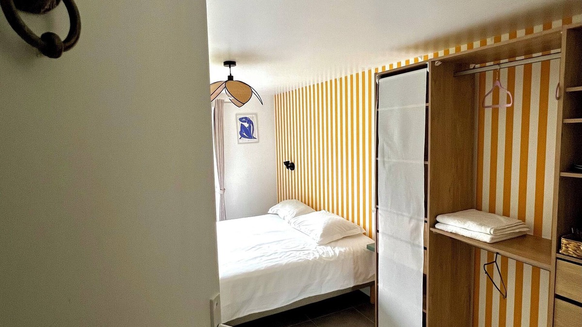 Chelles House | Bedroom with bathroom and garden in Maison Meulière