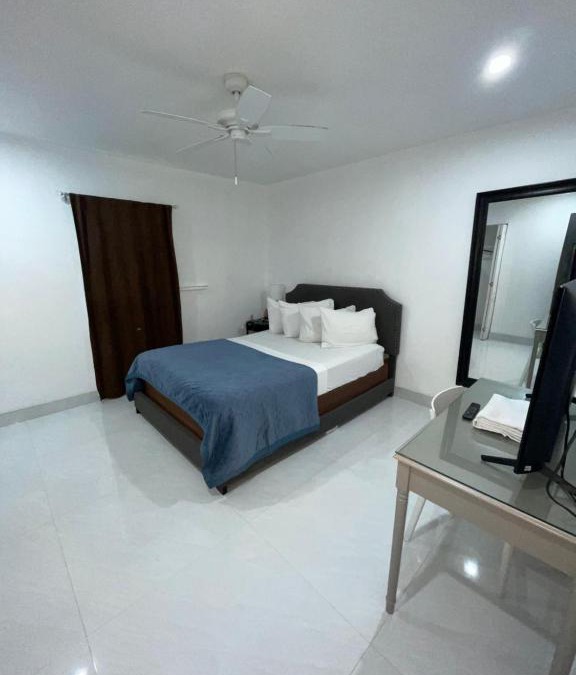Sandalfoot Cove Bed & Breakfast | bedroom with sharing bathroom
