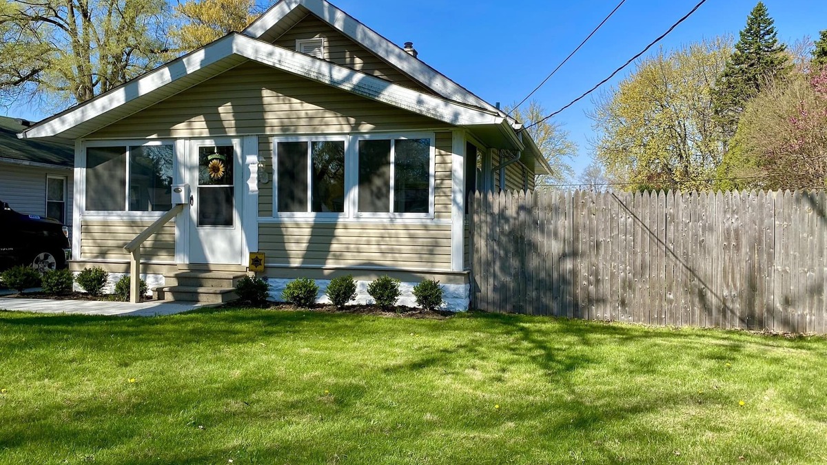 Bedford House | ~Bee1 Bungalow~Charming & Cozy in a Prime Location!