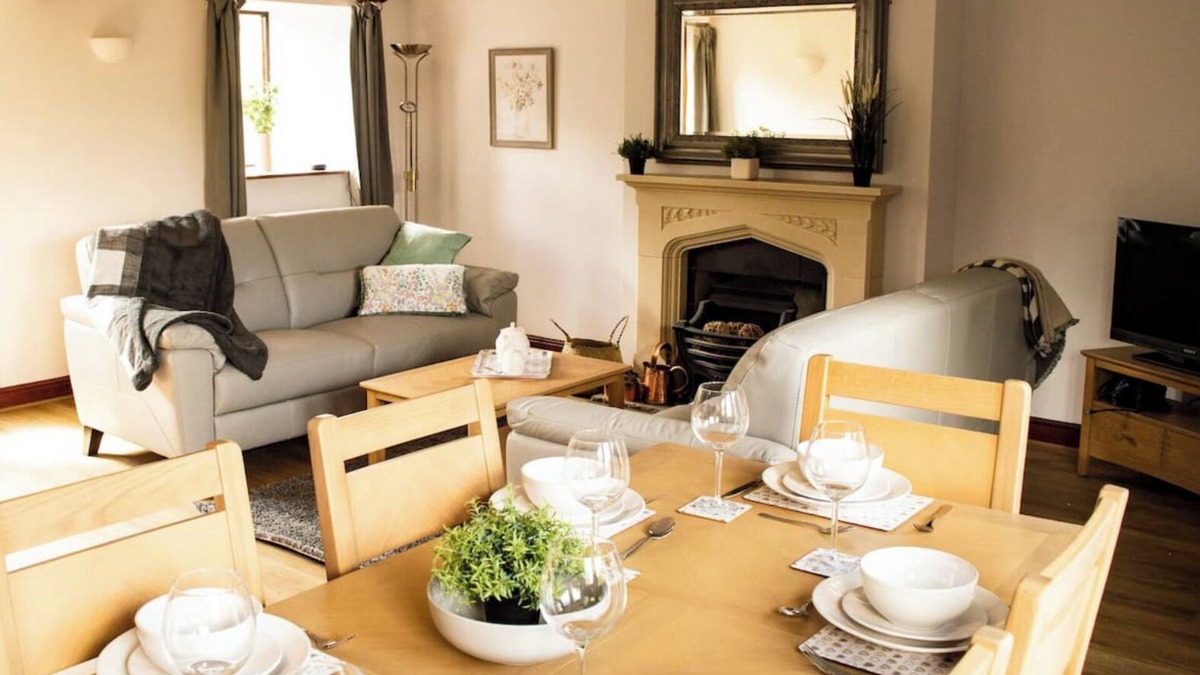 Dronfield Cottage | Beech Cottage, a luxury cottage with 5 bedrooms, sleeps 9, dogs very welcome