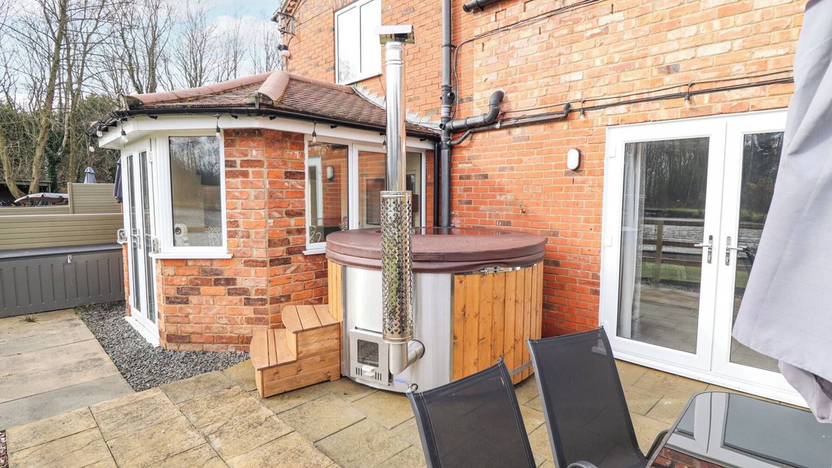 Goxhill Cottage | BEECH COTTAGE, with hot tub in Barrow-Upon-Humber
