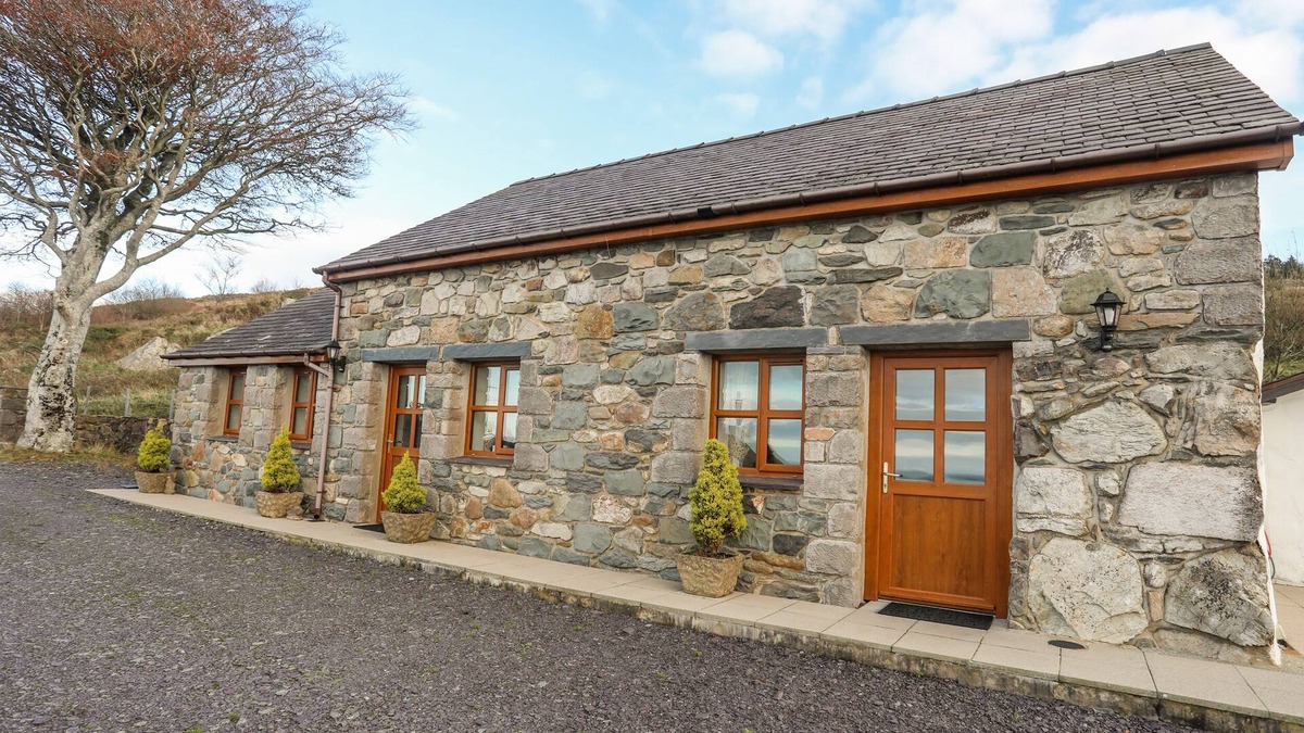 Brynrefail Cottage | BEECH TREE COTTAGE, pet friendly, with open fire in Waunfawr
