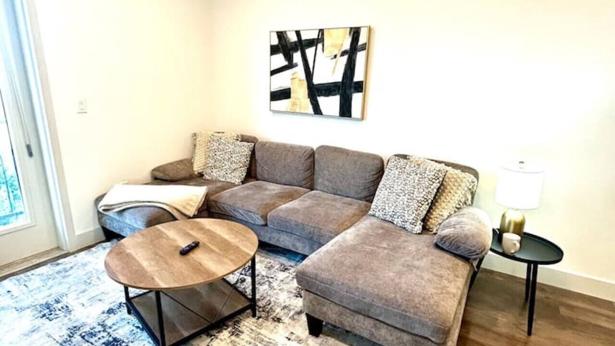 People's Freeway Apartment | Beehive Escape -Salt Lake City