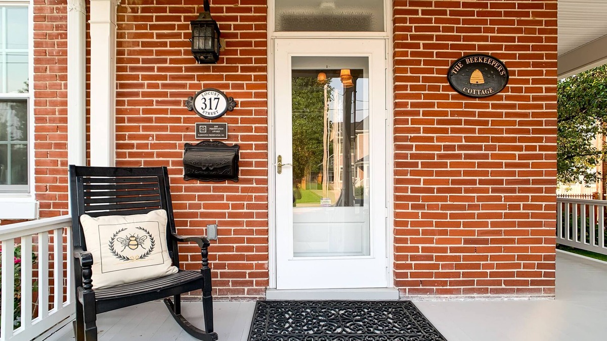 Washington House | Beekeeper's Cottage - Hot Tub, Heated Pool, Dog-friendly, Downtown