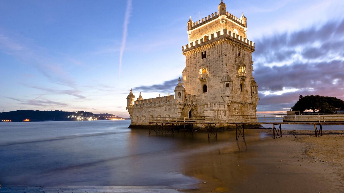 Linda-a-Velha Apartment | Belem! Charming 2 Bedroom Apartment w terrace, Wifi & free street parking