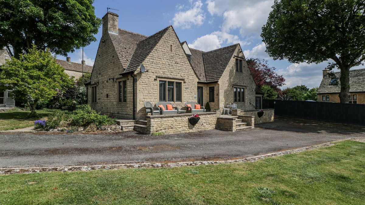 Stow-on-the-Wold House | BELL GARDEN, pet friendly, with open fire in Stow-On-The-Wold