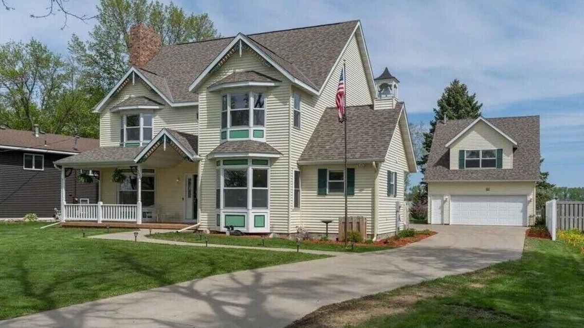 Madison Lake House | Bell House on Madison Lake - Perfect spot for Fall Wedding Gatherings!
