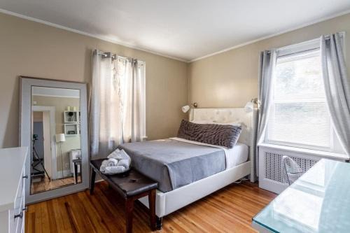 Cove - East Side - Shippan Apartment | Bella room near downtown Train I-95 & beaches