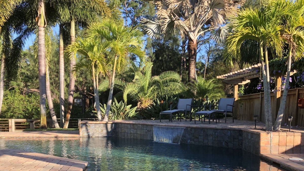 Stuart Bed & Breakfast | Bella's B&B a Tropical Treasure Room#1 no fees Queen bed, In-suite bath